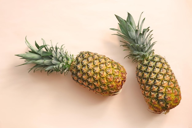 Verse rijpe ananas op kleur achtergrond bovenaanzicht