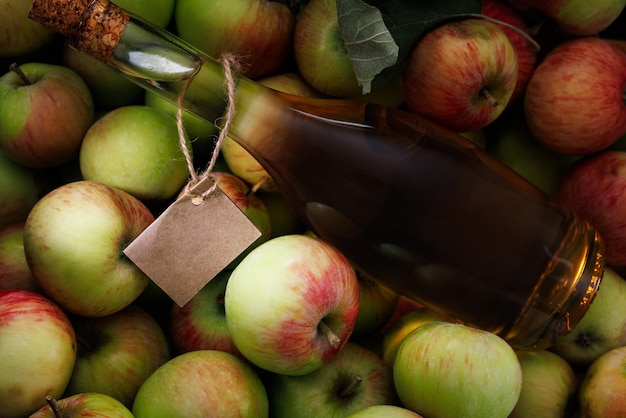Verse rijpe appels en appelazijn op tafel Lichte achtergrond