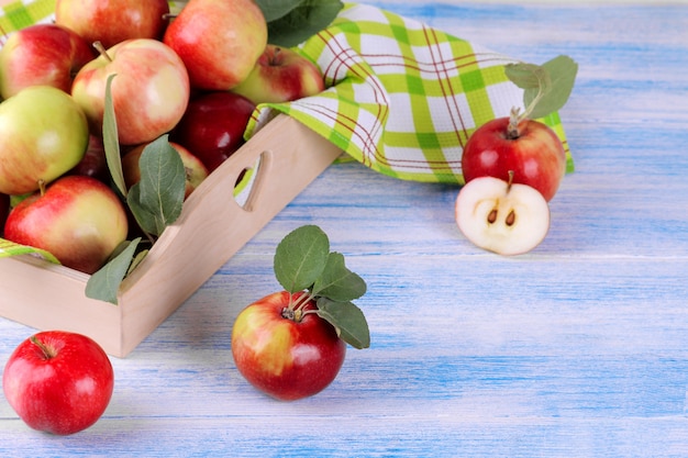 Verse rijpe appels in een houten bakje op een houten achtergrond