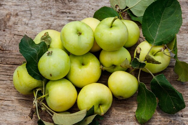 Verse rijpe appels op rustieke houten tafel. Bovenaanzicht