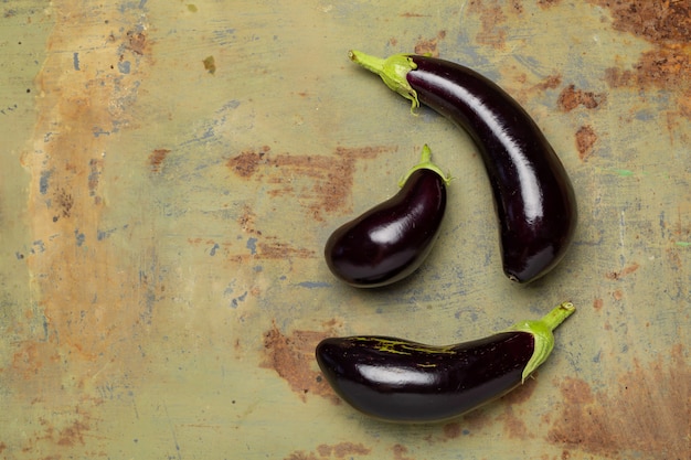 Verse rijpe aubergine op ijzeroppervlak