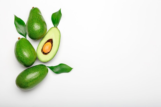 Verse rijpe biologische groene avocado's met bladeren