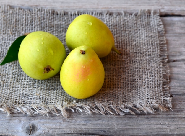 Verse rijpe biologische peren op een doek