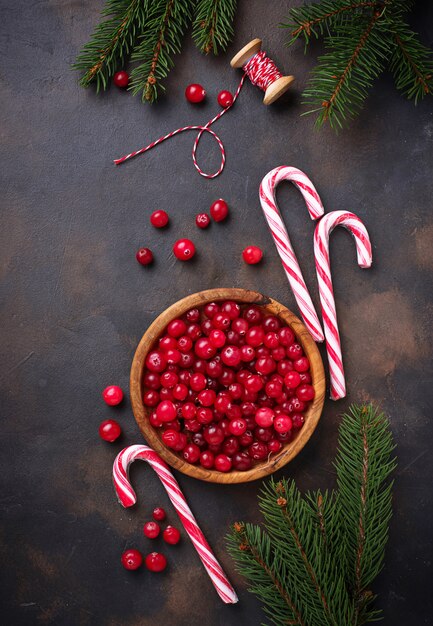 Verse rijpe cranberry in houten kom