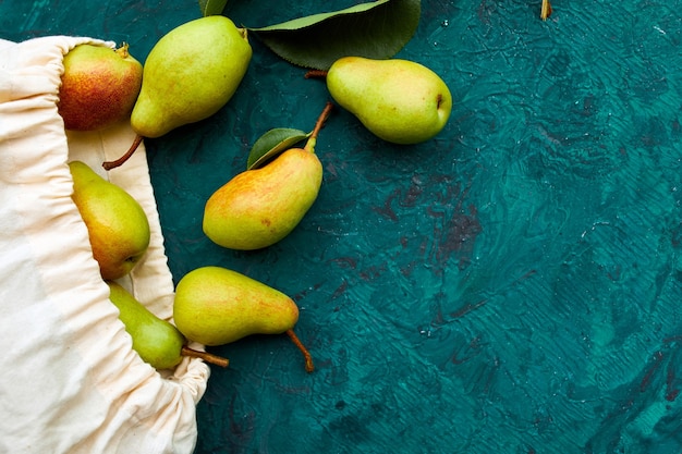 Foto verse rijpe fruitperen in string herbruikbare eco-winkeltas op een groen kruidenierswinkelconcept