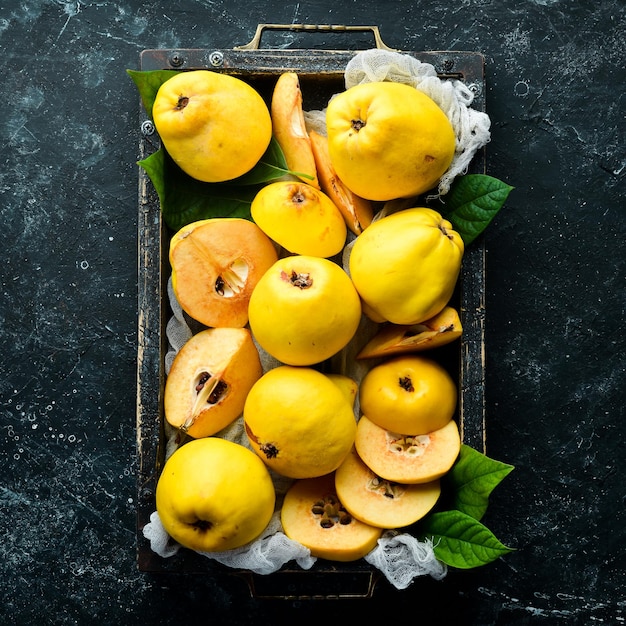 Verse rijpe gele kweepeer Fruit in een houten kist Bovenaanzicht Vrije ruimte voor tekst