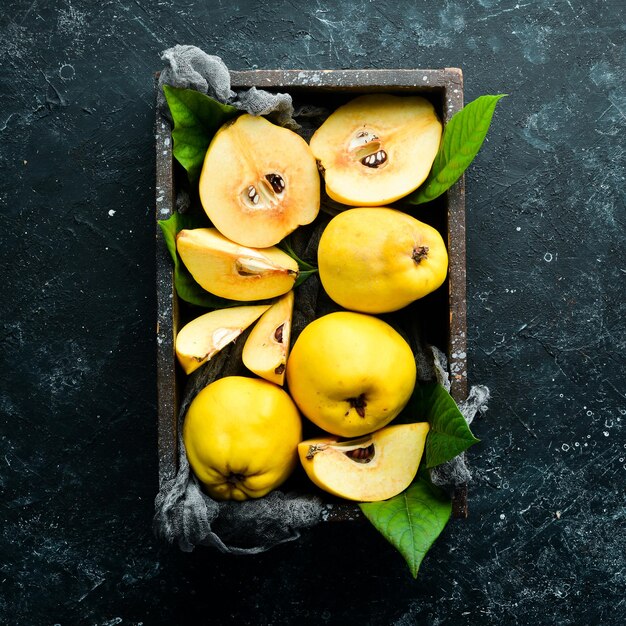 Verse rijpe gele kweepeer Fruit in een houten kist Bovenaanzicht Vrije ruimte voor tekst