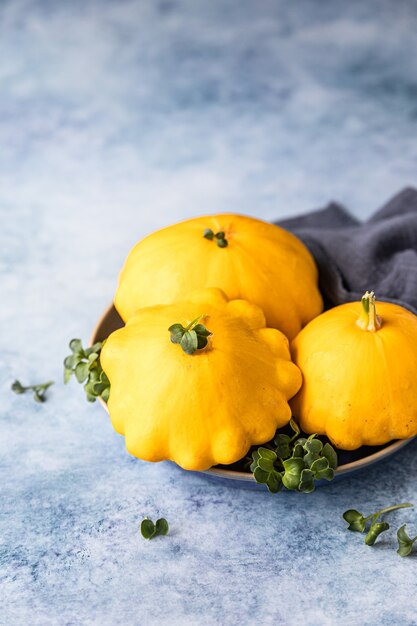 Verse rijpe gele patissons squash of schotelvormige pompoen Oogst van biologische tuingroenten