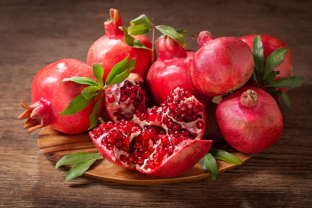 Verse rijpe granaatappels op een houten tafel