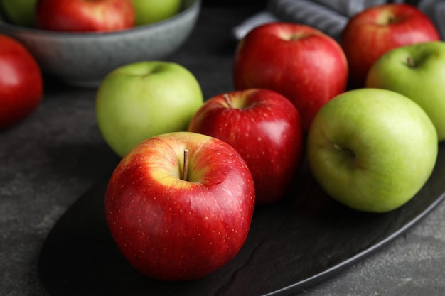 Verse rijpe groene appels op zwarte tafel close-up