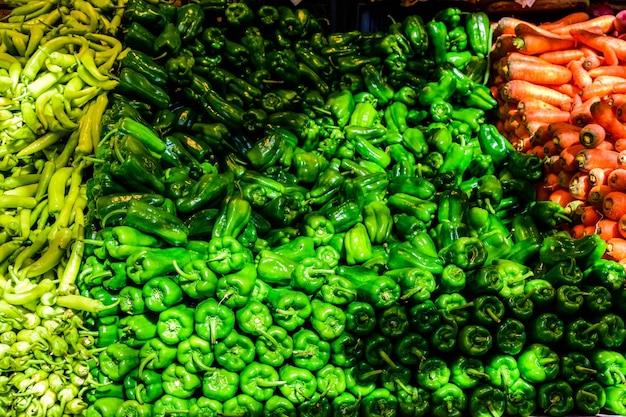 Verse rijpe groene paprika's te koop op een fruitmarkt
