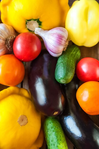 Verse rijpe groenten in een houten mandje