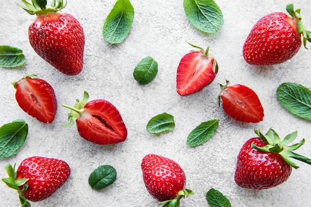 Verse rijpe heerlijke aardbeien op een grijze betonnen ondergrond