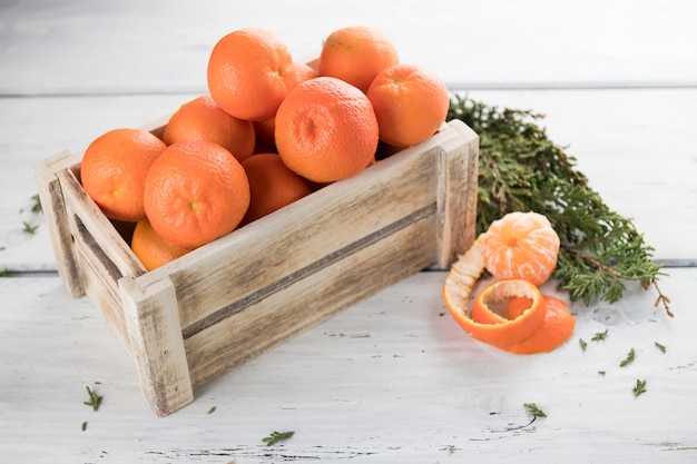 Verse rijpe Italiaanse mandarijnen in een houten doos