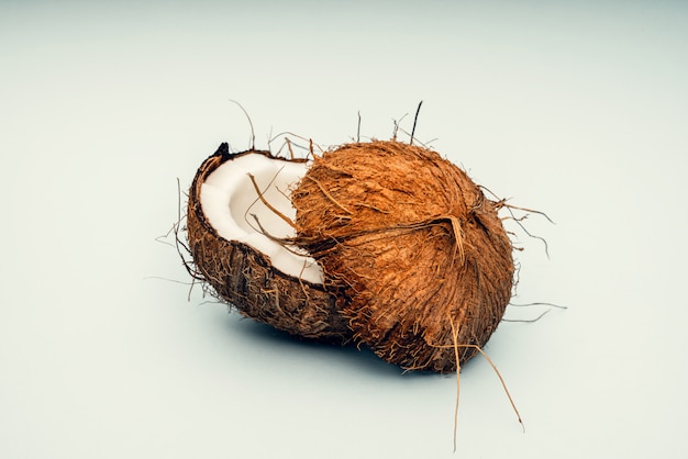 Verse rijpe kokosnoot in stukken gebroken.