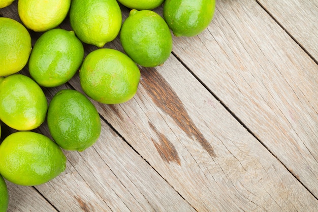 Verse rijpe limoenen op houten tafel met kopieerruimte