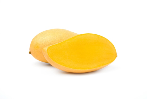 Verse rijpe mango met geïsoleerd op een witte achtergrond met uitknippad