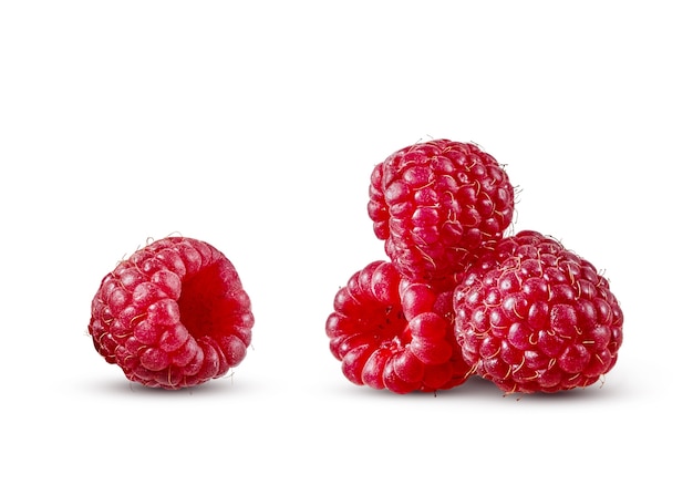 Verse rijpe natuurlijke organische framboos geïsoleerd op een witte muur