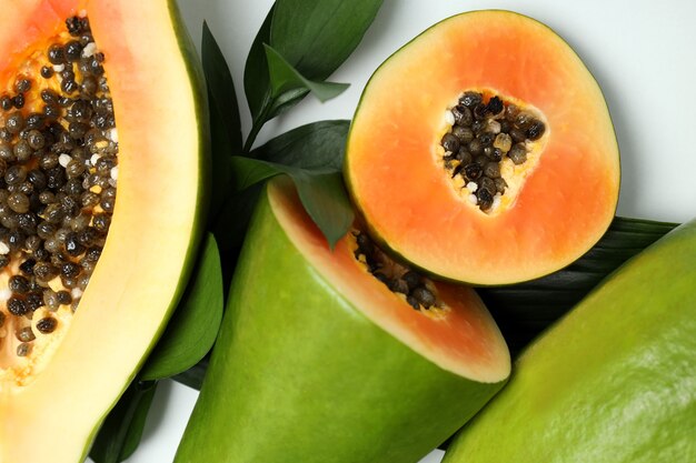 Verse rijpe papaya op witte achtergrond, bovenaanzicht