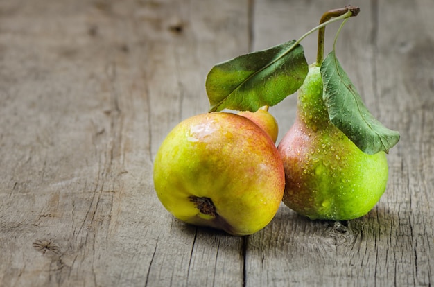 Verse rijpe peren op houten