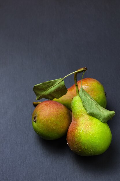 Verse rijpe peren op zwart