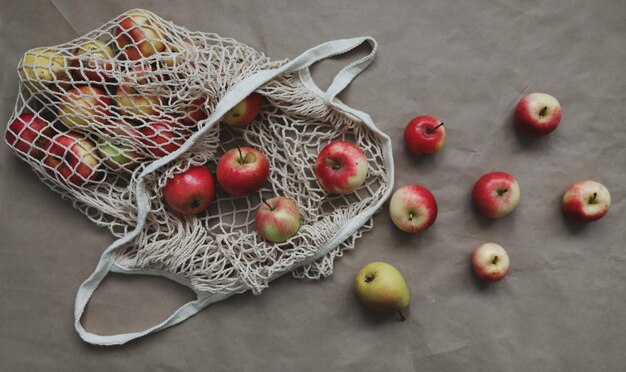 Verse rijpe rode appels in een boodschappentas van eco-mesh Geen afval geen plastic Herfst flatlay