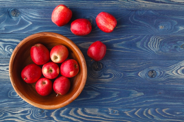 Verse rijpe rode appels in kom