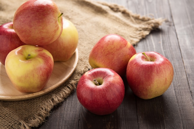 Verse rijpe rode appels op houten tafel