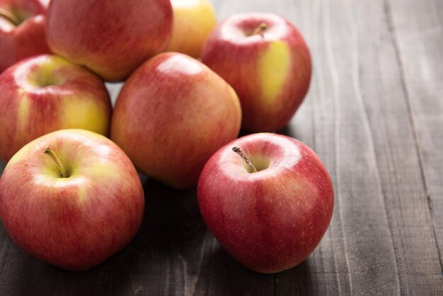 Verse rijpe rode appels op houten tafel