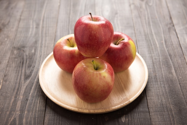 Foto verse rijpe rode appels op schotel hout