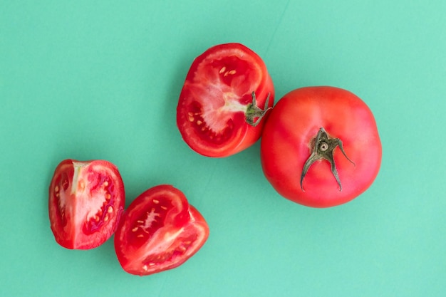 Verse rijpe rode tomaten op groene achtergrond biologisch plantaardig voedsel