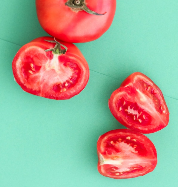 Verse rijpe rode tomaten op groene achtergrond biologisch plantaardig voedsel