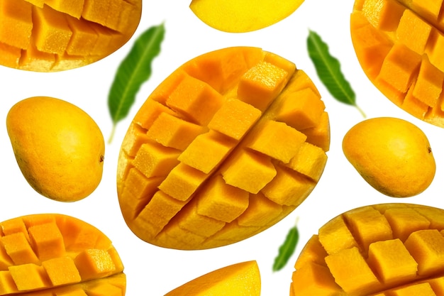 Verse rijpe sappige gesneden mango op een witte achtergrond, geïsoleerd, close-up