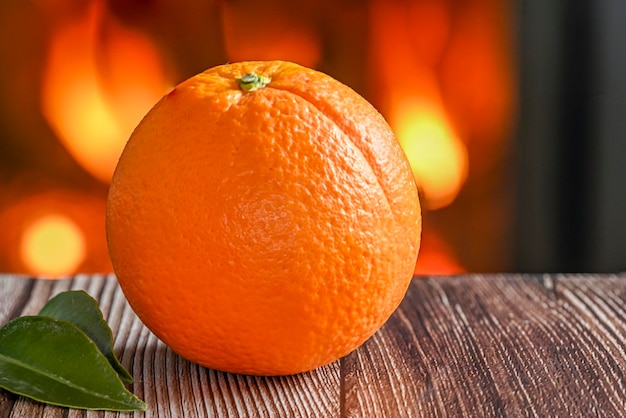 Verse rijpe sinaasappel op de achtergrond van een open haard