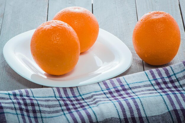 Verse rijpe sinaasappels op een tafel natuurlijk licht