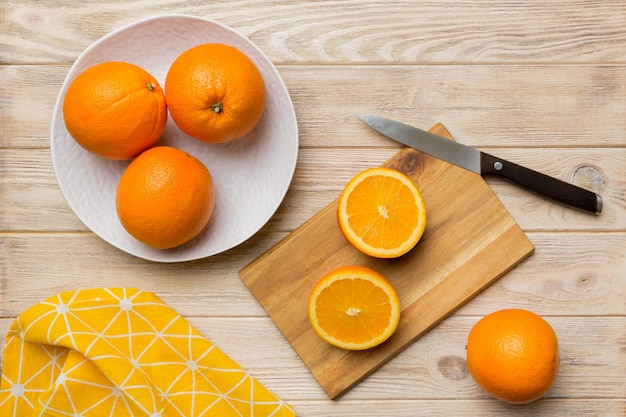 Verse rijpe sinaasappels op snijplank op tafel Bovenaanzicht Plat leggen