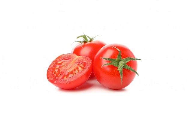 Verse rijpe tomaten die op witte achtergrond worden geïsoleerd