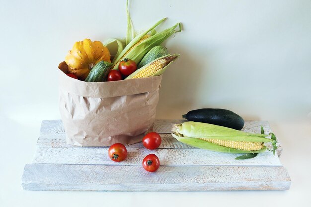 Verse rijpe verscheidenheid aan groenten en groenten in een ecologische papieren zak