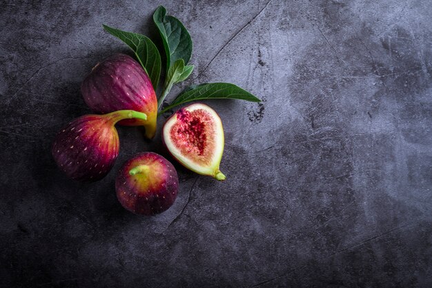 Verse rijpe vijgen op donkere lijst. gezond mediterraan fig.fruit.