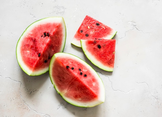 Verse rijpe watermeloen op een lichte achtergrond bovenaanzicht Vegetarisch dieet voedsel concept