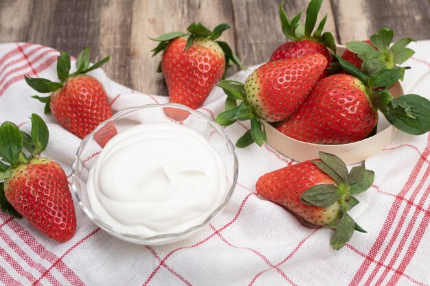 Verse rijpe zomer biologische aardbeien rustieke houten achtergrond