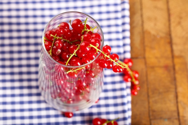 Verse rode aalbessen in glas op tafel close-up