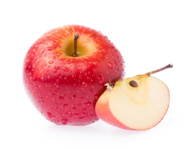 Verse rode appel en plakappel die op witte achtergrond wordt geïsoleerd