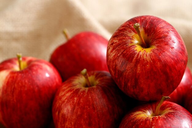 Verse rode appels in de supermarkt