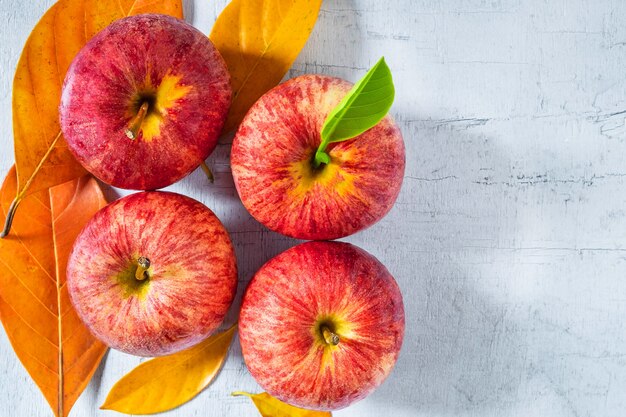 Verse rode appels met groene bladeren