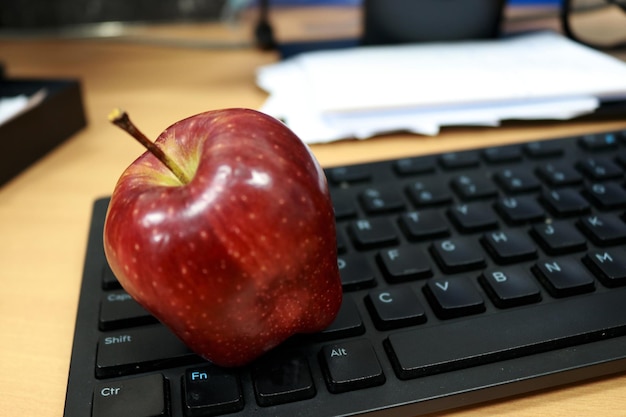 Foto verse rode appels op de computer appel bevat veel vitaminen