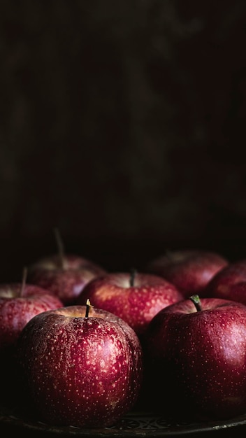 Verse rode appels op een bord