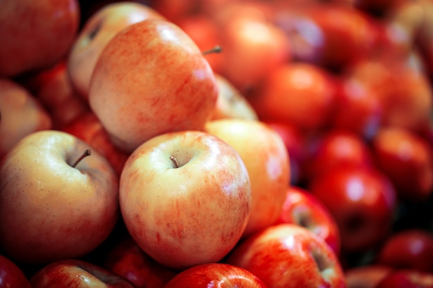 Verse rode appelvruchten op planken in supermarkt