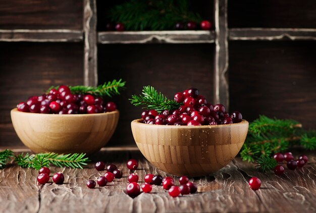 Verse rode cranberry op de vintage tafel