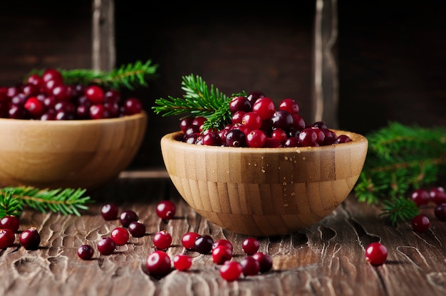 Verse rode cranberry op de vintage tafel